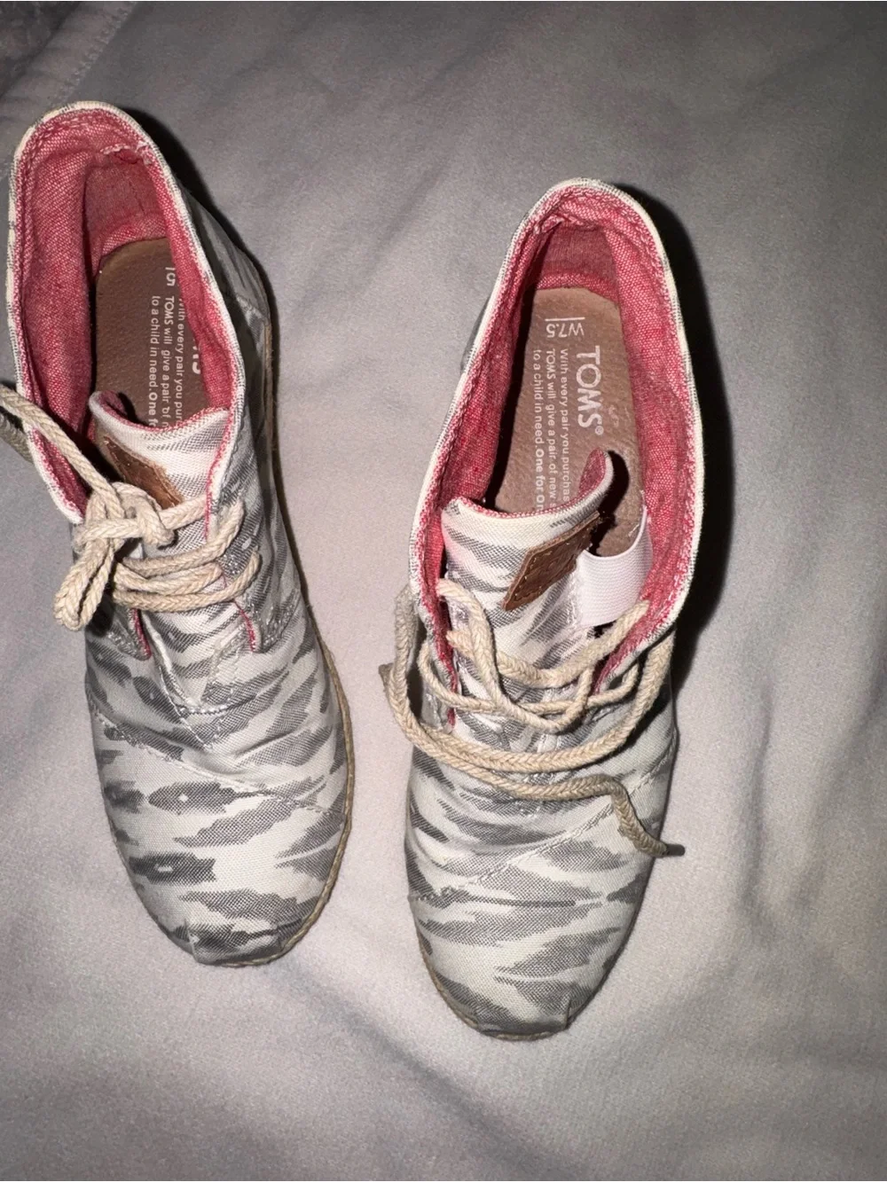TOMS Women's Gray Camo Canvas Lace-Up Wedge Shoes